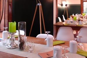 detaillierte Ansicht eines Tisches mit grün-weißer Tischdekoration