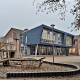 Ein Spielplatz vor dem blauen Schulgebäude der Elbtalschule in Bleckede