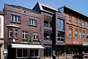 Die Fassade des Gebäudes zwischen dem Laden Heinricht Weck (links) und einem Brillengeschäft (rechts)